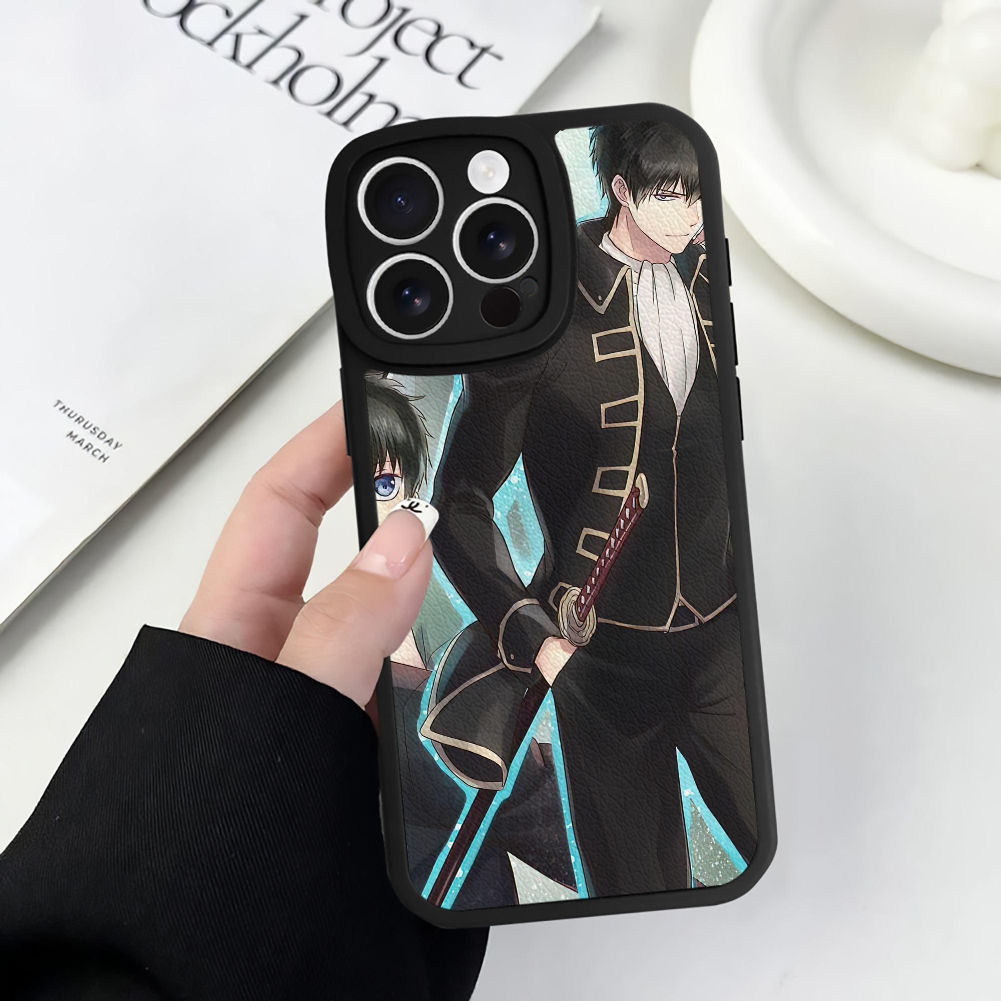 （画像用） ぎんたま 坂田銀時（さかたぎんとき） 神楽 志村新八（しむら しんぱち） GINTAMA Sakata Gintoki Kagura Shimura Shinpachi 【iPhone 16シリーズ対応】シリコンスマホケース（レザー調） 材質：シリコン